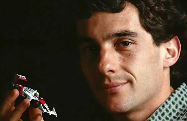 Danes mineva 30 let od tragične smrti legendarnega brazilskega 
dirkača Ayrtona Senne, ki se je smrtno ponesrečil na dirkališču v 
Imoli.