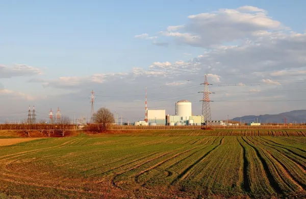 Električni generator Nuklearne elektrarne Krško (Nek) so po 
končanem remontu danes ponovno priključili na elektroenergetsko omrežje. 