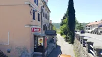 Mercatorjeva trgovina je edina trgovina z živili na območju KS 
Sečovlje, kjer živi več kot 1700 ljudi. 