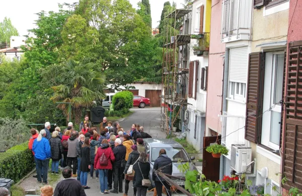 Urbani sprehodi Jane's Walk so približno uro in pol dolgi vodeni 
sprehodi po mestnih četrtih, ki ozaveščajo o pomenu pešačenja po 
vsakdanjih opravkih. Na fotografiji je utrinek iz enega prejšnjih 
sprehodov po Kopru.