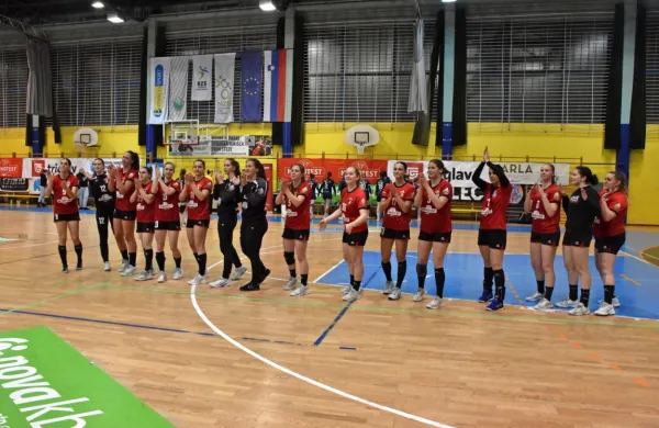 Takole so se igralke Mlinotesta pred svojimi navijači  veselile 
osvojenega drugega mesta v državnem prvenstvu. 