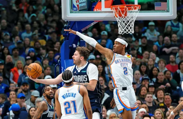 Luka Dončić (z žogo) in Shai Gilgeous-Alexander (desno) se dobro 
poznata iz lige NBA, moči pa sta merila tudi v reprezentančnih 
dresih na lanskem  svetovnem prvenstvu.  