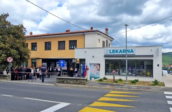 Krajevna skupnost Pobegi - Čežarji je od danes bogatejša za 
podružnično lekarno Obalnih lekarn Koper. 
