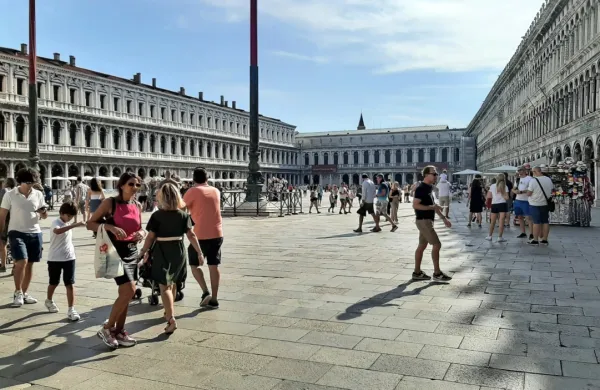 V  Benetkah bo poslej  treba vstopnino plačati skoraj vse sobote in 
nedelje do sredine julija. Izjema bo vikend 1. in 2. junija, ko v Italiji 
obeležujejo dan republike.