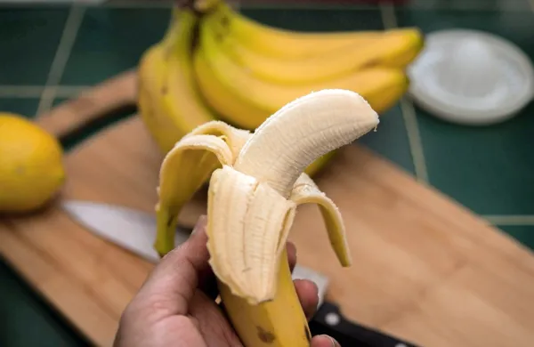 V olupkih banan se skriva triptofan, ki je pomemben za izločanje 
hormona sreče.