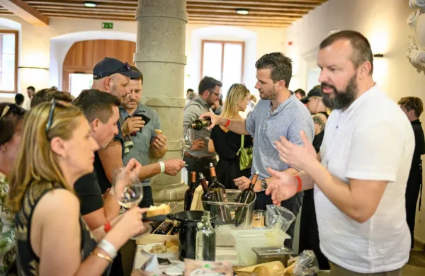 Kulinarični mesec Okusi Vipavske letos poteka med 19. aprilom in 20. majem, ko bo vrhunec istoimenskega festivala z osrednjim dogodkom 
v baročnem dvorcu Lanthieri v srednjeveškem jedru Vipave. Fotografija je z lanske prireditve.