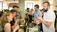Kulinarični mesec Okusi Vipavske letos poteka med 19. aprilom in 20. majem, ko bo vrhunec istoimenskega festivala z osrednjim dogodkom 
v baročnem dvorcu Lanthieri v srednjeveškem jedru Vipave. Fotografija je z lanske prireditve.