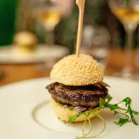 Na osrednjem kulinaričnem večeru bodo postregli tudi drožburger.