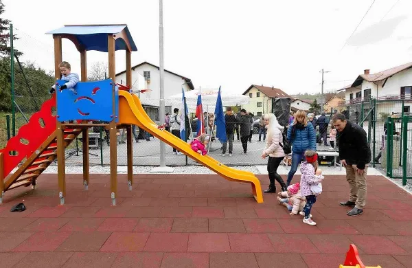 Ureditev igrišča v Radohovi vasi je bila manjša, a za dobro počutje 
otrok pomembna naložba. Igrišče so namenu uradno predali 
konec aprila.  