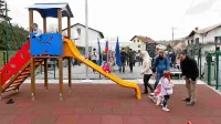 Ureditev igrišča v Radohovi vasi je bila manjša, a za dobro počutje 
otrok pomembna naložba. Igrišče so namenu uradno predali 
konec aprila.  