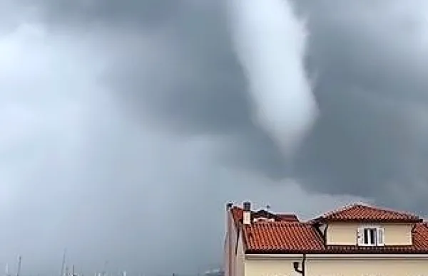 Danes popoldne je na morju pri Miljah nastal zračni vrtinec.