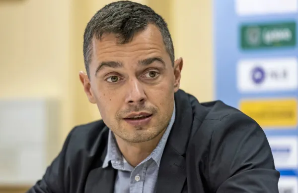 Uroš Mohorič je pred tem deloval v rokometu in na Rokometni 
zvezi Slovenije (RZS), bil je tudi direktor moških reprezentanc ter 
s tem tudi sodelavec strokovne službe slovenskega olimpijskega 
gibanja.