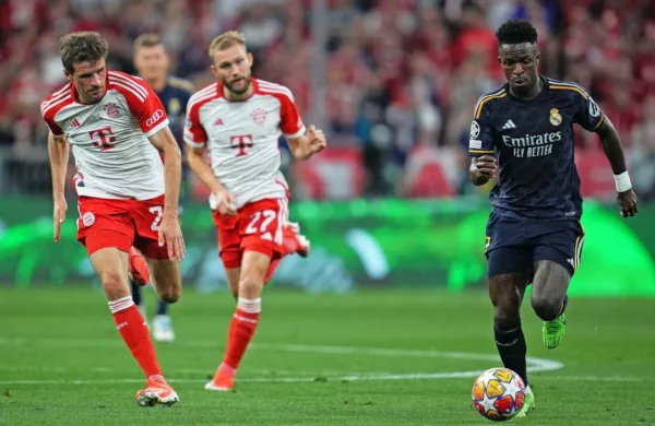 Vinicius Junior (desno) je bil na prvi polfinalni tekmi prehiter za 
Bayernove branilce, kako bo jutri? 