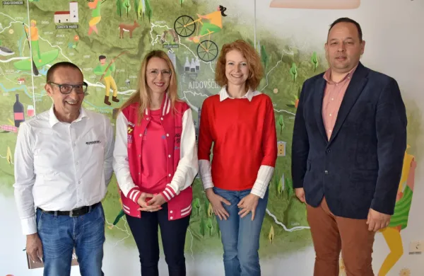 Včeraj so reli predstavili (z leve)  glavni organizator Silvan Lulik, 
voznica Nina Bračko Colja,  Kristina Pelicon iz TIC Ajdovščina in 
podžupan Matjaž Bajec.