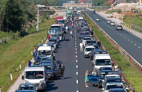 Avtocesta pri Brezovici je v nedeljo spominjala na promenado.