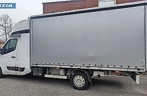 Goriški policisti so prestregli  manjše  tovorno  vozilo, s  katerim  sta  
mati in  sin  v državo pretihotapila  pet  migrantov. 