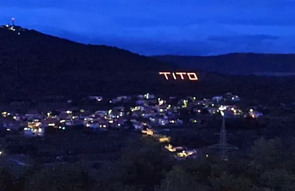 Nad Dekani je zagorel napis TITO