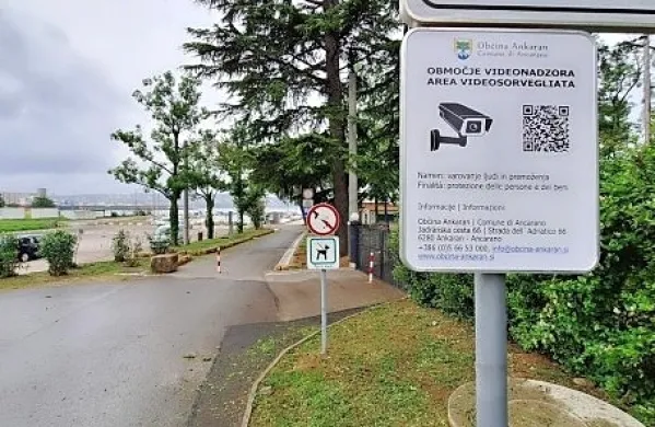 Ob vstopu na Sv. Katarino tabla obvešča obiskovalce, da je 
območje po videonadzorom.