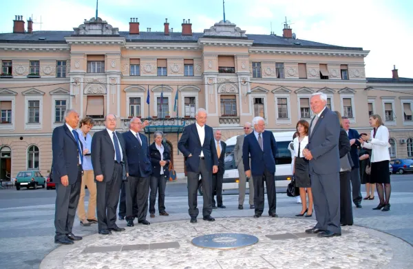 Trg Evrope tudi po dveh desetletjih ostaja simbolično stičišče 
evropskih idej.