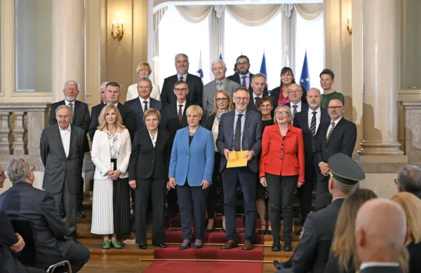 Predsednica republike Nataša Pirc Musar je  z zlatim redom za 
zasluge odlikovala zunanje in obrambno ministrstvo ter ožjo 
pogajalsko skupino za pristop Slovenije k EU. Podelila je tudi 
odlikovanja za dosežke v znanosti, medicini in glasbi.