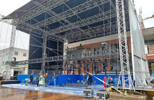 Prireditev bo na velikem odru, ki ga  pred SNG sestavljajo že od 
minulega petka. 