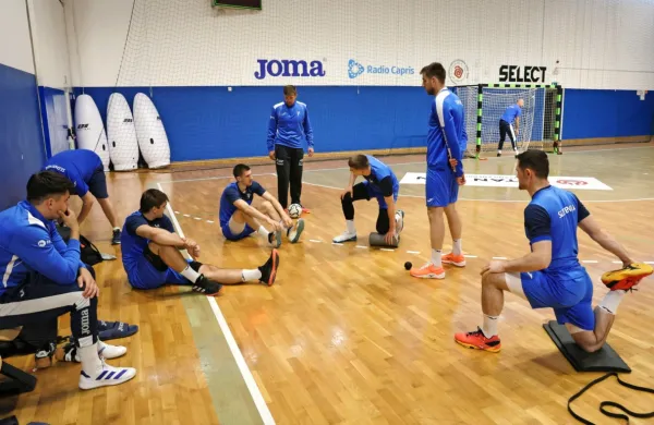 Slovenski rokometaši so  včeraj še vadili v Izoli, danes pa bodo že 
opravili trening v koprski Bonifiki.  