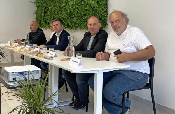 Z današnje novinarske konference v Središču Rotunda