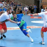 Slovenski rokometa&scaron;i na prvi tekmi kvalifikacij za SP izgubili s &Scaron;vico s 26:27 (15:12)