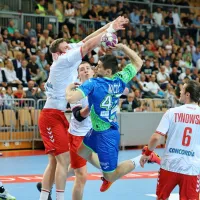 Slovenski rokometa&scaron;i na prvi tekmi kvalifikacij za SP izgubili s &Scaron;vico s 26:27 (15:12)