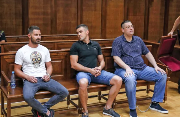 Pred  dvema  letoma  so  se  Aris  Alibašić in Gregor  Setnikar  po  
daljšem  času  spet  srečala  z   Enisom  Kočanom,  ki je  bil  takrat  v  
priporu.  Zdaj  so  vsi na prostosti.  