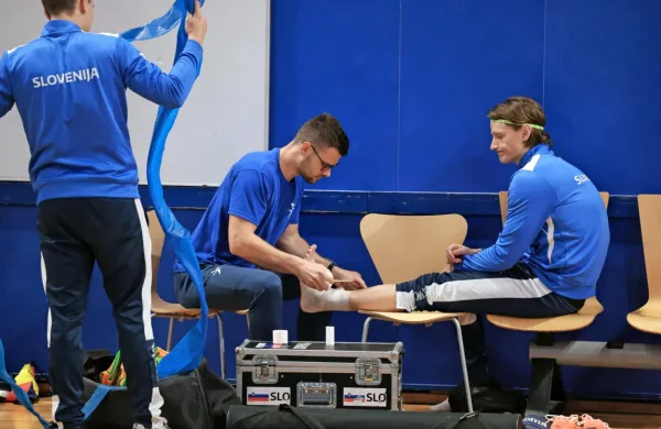 Kapetan Jure Dolenec (desno) želi pred olimpijskim vrhuncem 
popeljati Slovenijo še na svetovno prvenstvo. 