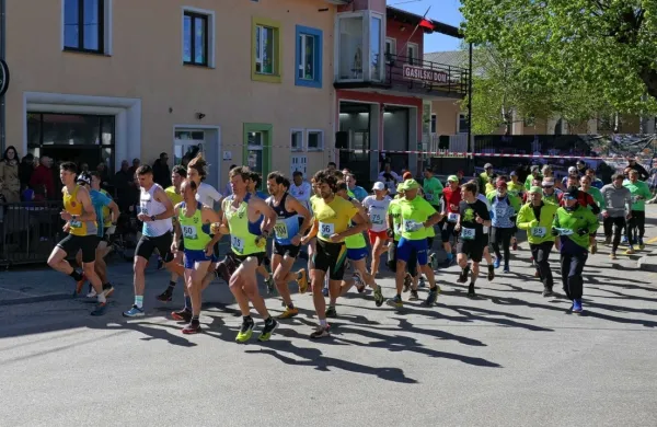 Proti Javorniku se je  s Cola pognalo 65 tekačev. 