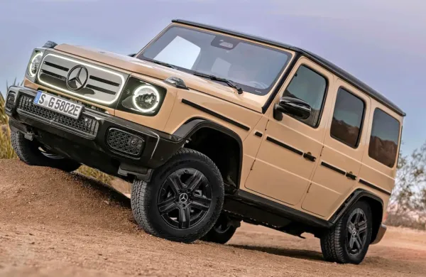 Mercedes razred G v električni izvedbi bo kupcem na voljo proti 
koncu leta. A brez skrbi, v ponudbi še vedno ostaja tudi izvedba s 
klasičnim motorjem.