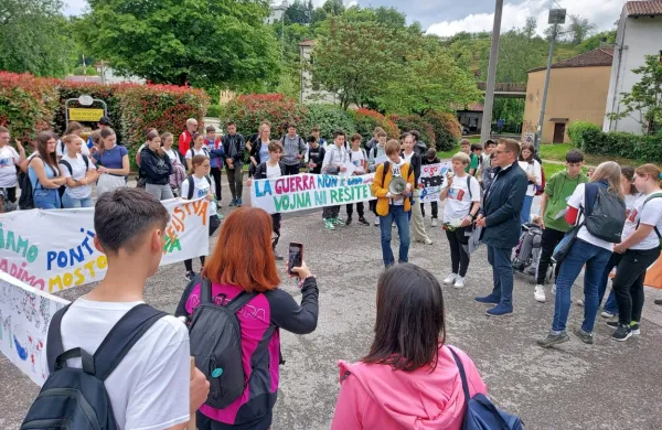 Učenci družno za mir