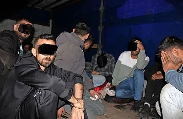 Včeraj zvečer ob 20. uri so postojnski policisti v Petelinjah ustavili 
voznika tovornega vozila, v katerem so našli 27 prebežnikov, sicer 
državljanov Turčije, med temi je bilo devet otrok.