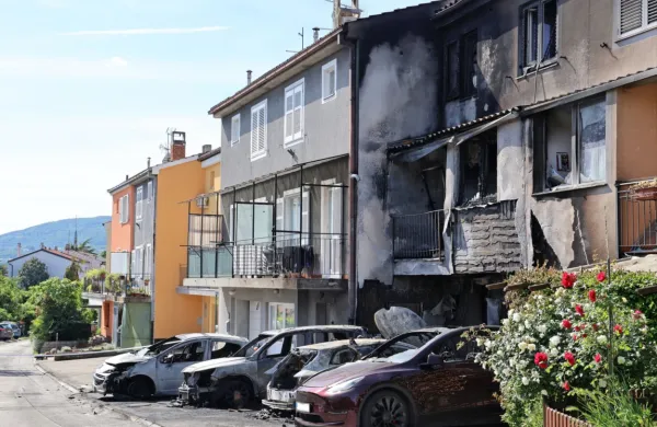 V požaru, ki je v četrtek okoli 4. ure v Semedeli zajel štiri osebne 
avtomobile, motorno kolo ter del bližnje hiše, je nastalo za 
200.000 evrov škode.