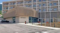 Dom Kresnice je pripravljen na vselitev stanovalcev.  Na nove 
prostore pa se bo morala  privaditi tudi redna obiskovalka,  mačka 
Muca. 