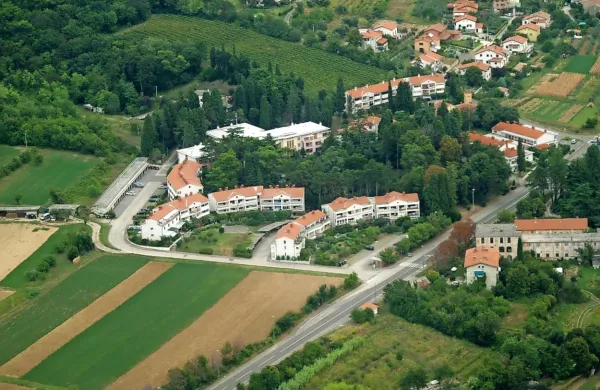 Tik nad parkirišči ob Sončnem parku je družba Makro 5 gradnje 
načrtovala varovana stanovanja. 