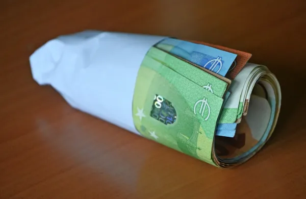 &ldquo;Prodajalci&rdquo; plastik za motorna kolesa starej&scaron;i ženski iz Strunjana ukradli več kot 9000 evrov