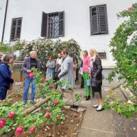 Ob festivalu obiskovalce v skrivnosti vrtnic uvede poznavalec Edi Prošt (tretji z leve). 