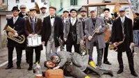 Muziciranje domačega TačMi Bras Banda po ulicah Cerknega bo eno od devetih osrednjih in šestih spremljevalnih dogodkov festivala Jazz Cerkno '24.