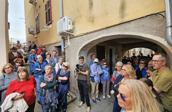 Skupinski sprehod po Bo&scaron;adragi priklical spomine z vonji in okusi