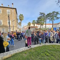 Skupinski sprehod po Bo&scaron;adragi priklical spomine z vonji in okusi