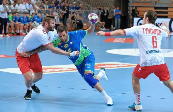 Dean Bombač je bil z 11 goli najboljši strelec tekme v Švici. 
Fotografija je s srečanja v koprski Bonifiki.