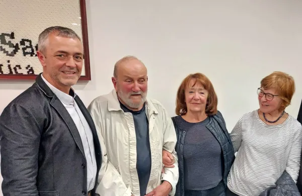 Tomo Šajn (drugi z leve) v družbi nekdanjih kolegov Danijela Ceka, 
Cvete Guzej Sabadin in Sonje Mljač.