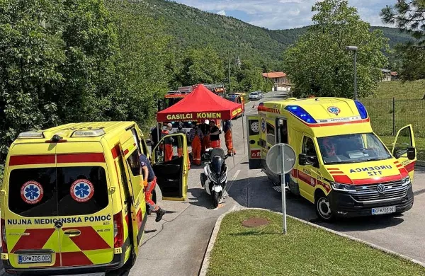 Gasilci in reševalci so imeli včeraj veliko dela z dvema ponesrečenkama v Brestovici pri Komnu.