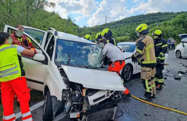 V huj&scaron;i nesreči na &scaron;marski cesti udeležena tri vozila