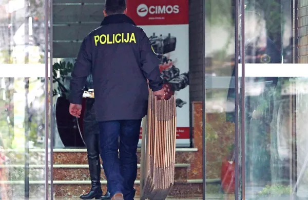 Kriminalisti so  hišne  preiskave  v  Cimosu in na nekaterih  drugih 
naslovih  opravljali    novembra 2013,  po  tem ko  je  anonimni pisec  
opozoril  na  goljufiv posel.  