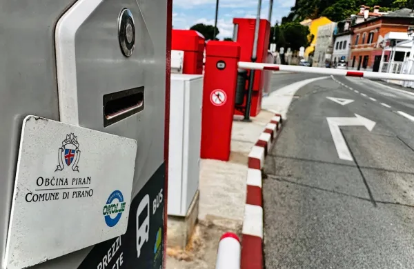 Sistem za samodejno izklapljanje bo v primeru neplačila 45 dni po 
datumu izdaje računa avtomatično deaktiviral abonmajske kartice.
