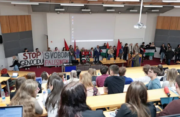 Študenti od sredine prejšnjega tedna spričo dogajanja v Gazi 
protestno zasedajo eno od predavalnic na FDV v podporo Palestincem. 